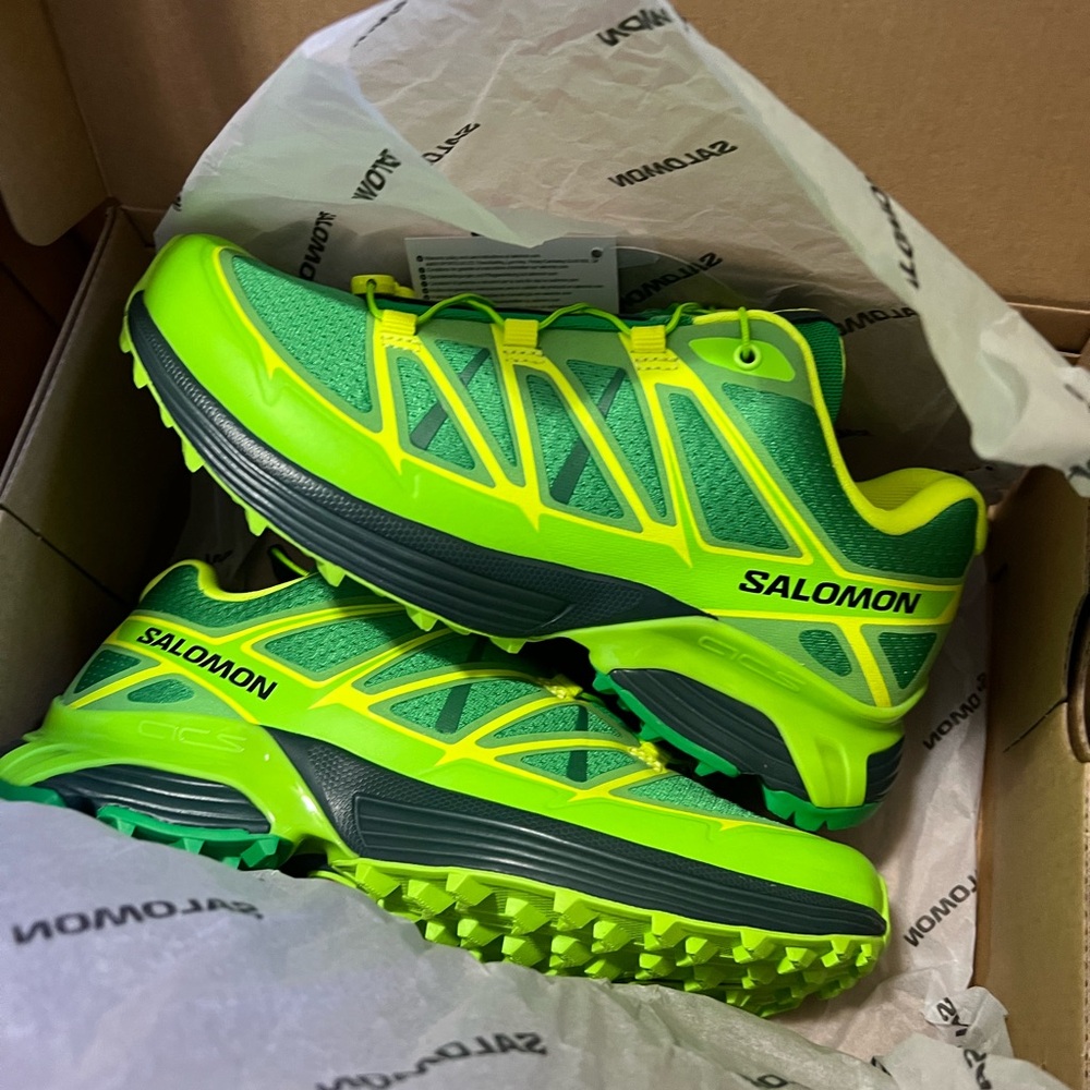 Limited Edition Salomón sneakers size women 5 😊🍃🍃🍃